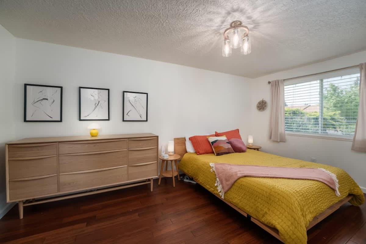 #StayinMyDistrict Quiet 2BR Office Pet Friendly - B&B Vancouver
