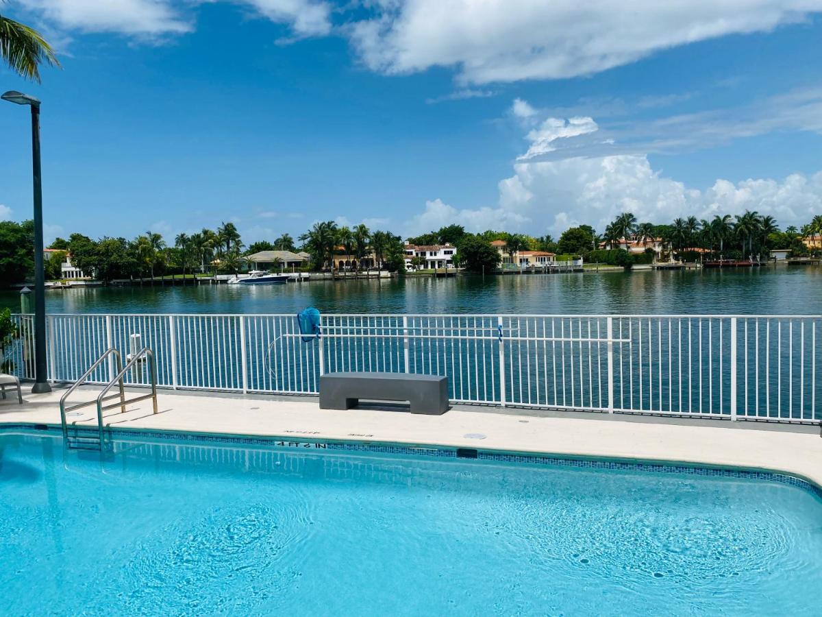 Ocean & Bay Views 2BR 2BA Beach Condo! Parking - B&B Miami Beach