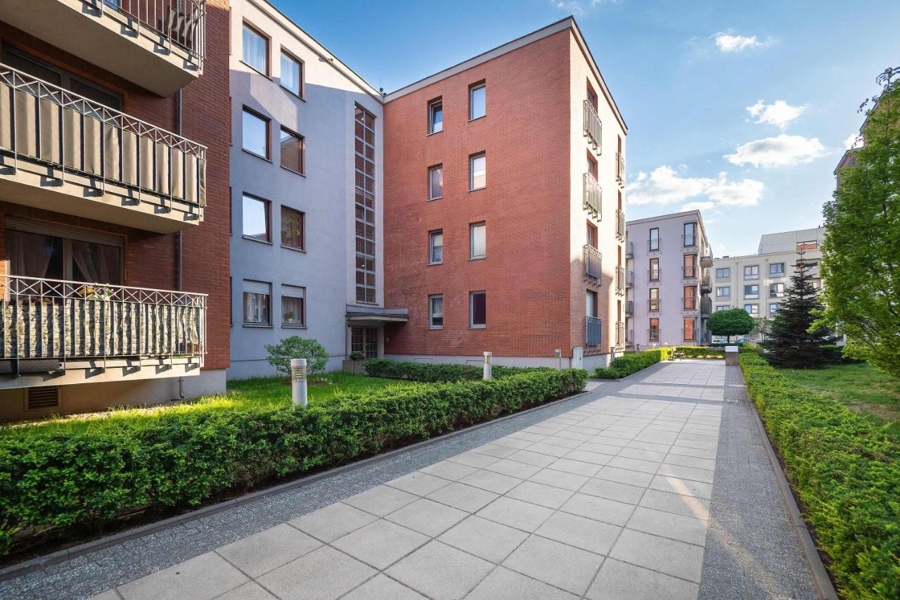 Stylish Apartment in an Ideal Location with Parking in Łódź by Noclegi Renters - Chambres d'hôtes Łódź