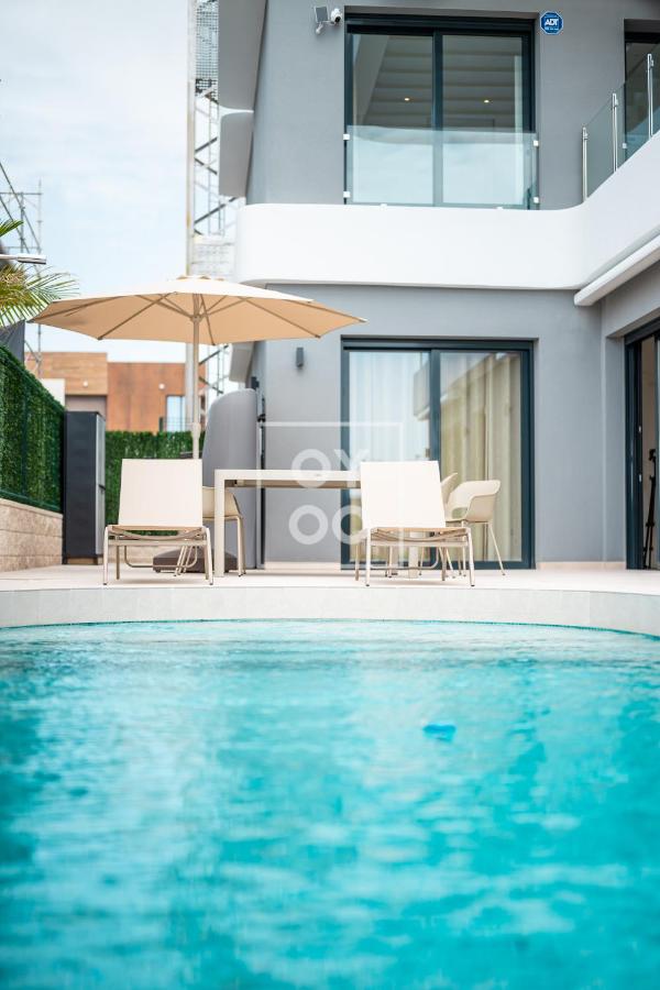 Villa Sol y Senses - Private pool, design villa at Serena Golf - by OYOOSTAYS - B&B Los Alcázares
