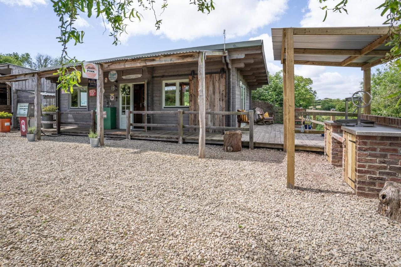 Tistocker's Log Cabin dog friendly with 1 acre field - B&B East Chinnock