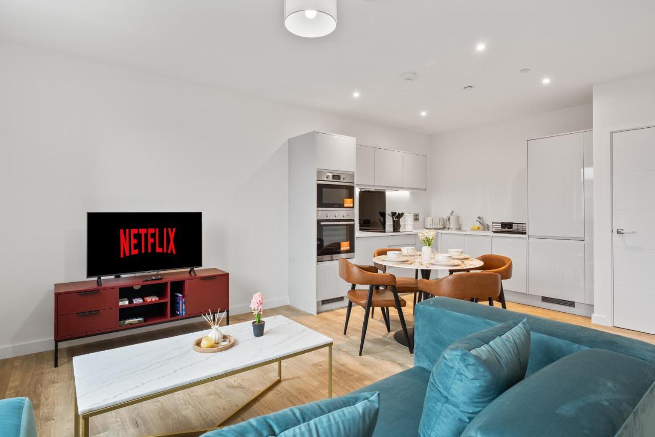 Modern 2 Bed Riverside with Parking and Wi-Fi Near Heathrow - Chambres d'hôtes Staines