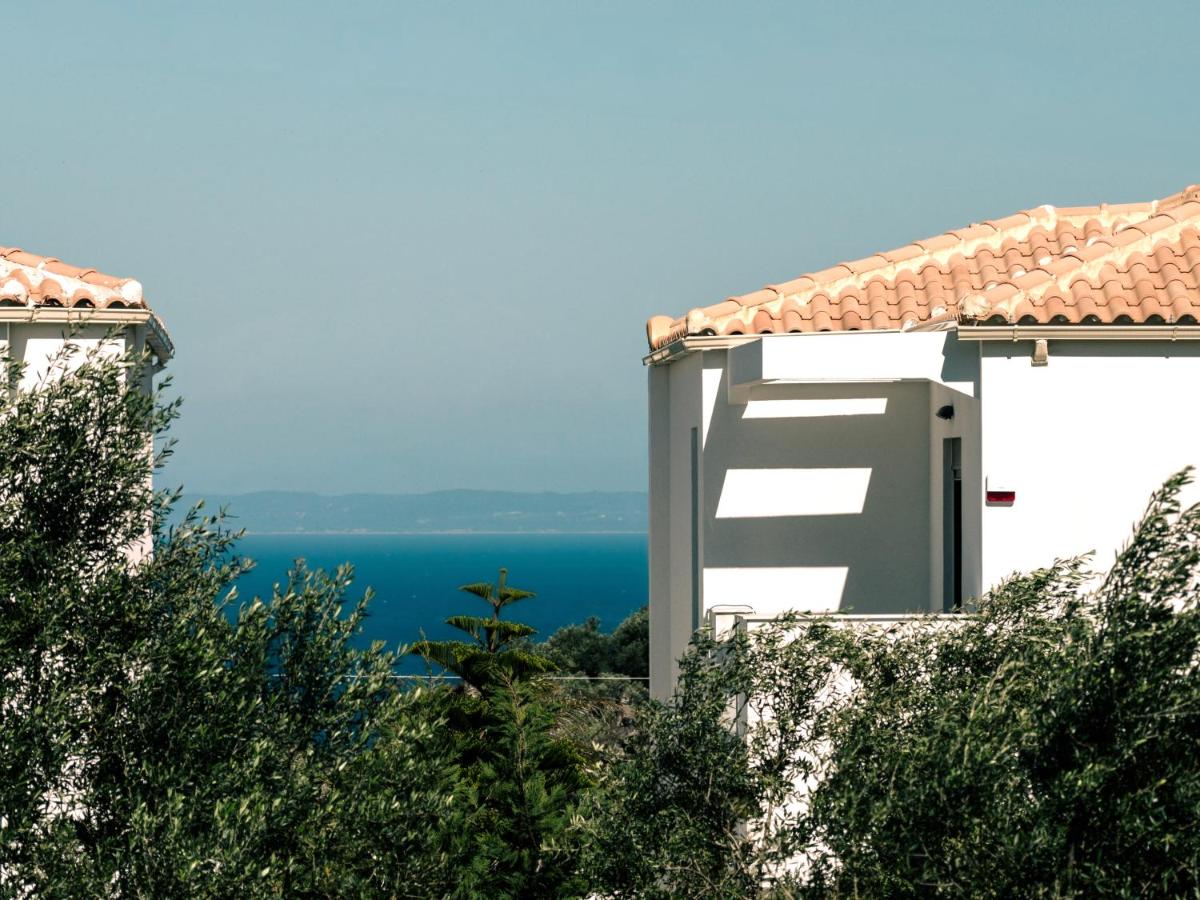 Nuera Luxury Villas - 4BR with pool by Villa Mana Gers - Bed and Breakfast Plános