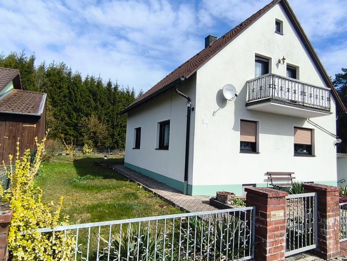 FeWo Rina - Bed and Breakfast Pottenstein