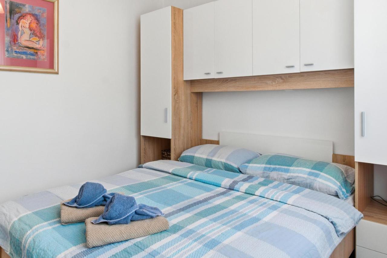 Deluxe One-Bedroom Apartment