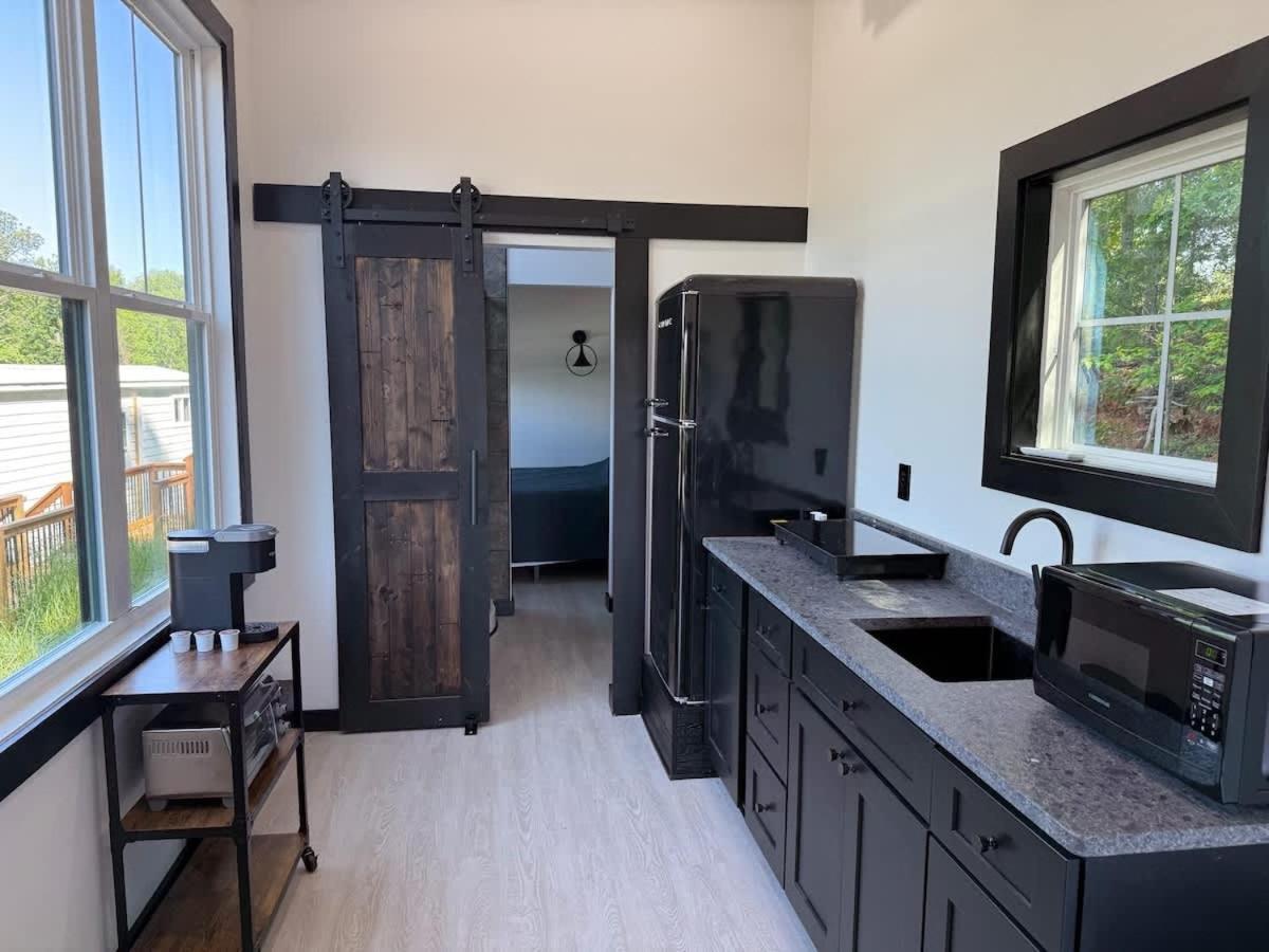 Busted Pallet - Delightful 2-bed Tiny Home in charming Anderson on Lake Hartwell - Chambres d'hôtes Anderson