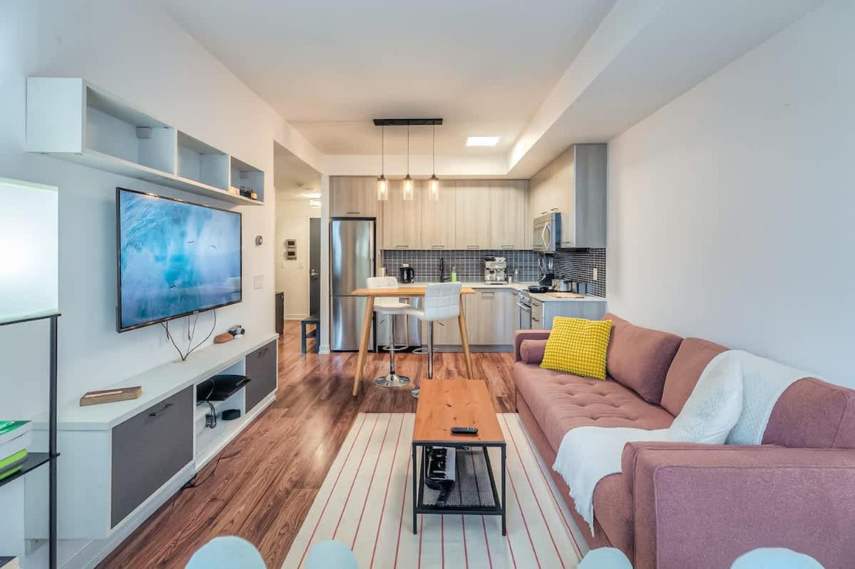 Modern Downtown Condo with Workspace & Balcony - B&B Toronto