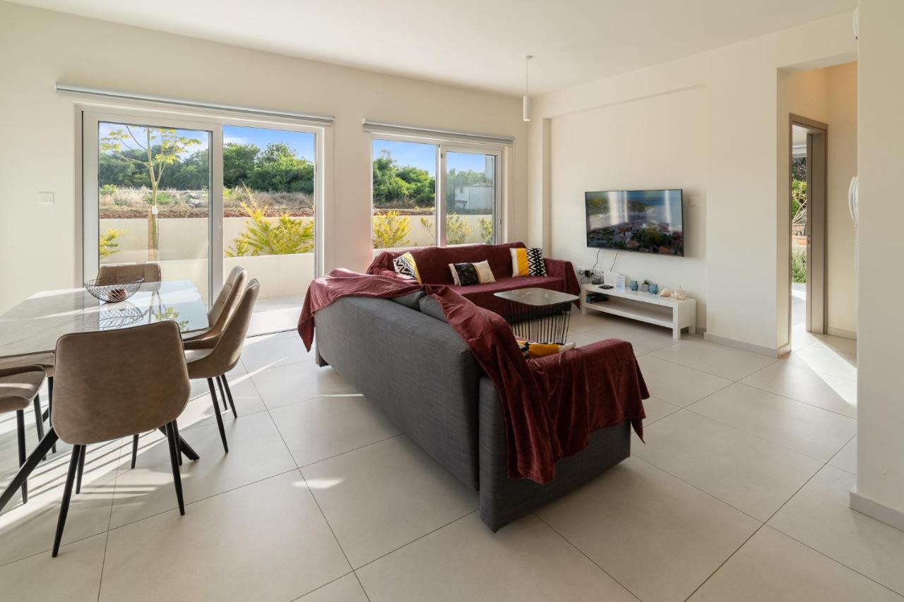 The Icon 001 - Superior 2BR Apartment with Pool & Gym, Mythical Seas - Protaras - Chambres d'hôtes Paralímni