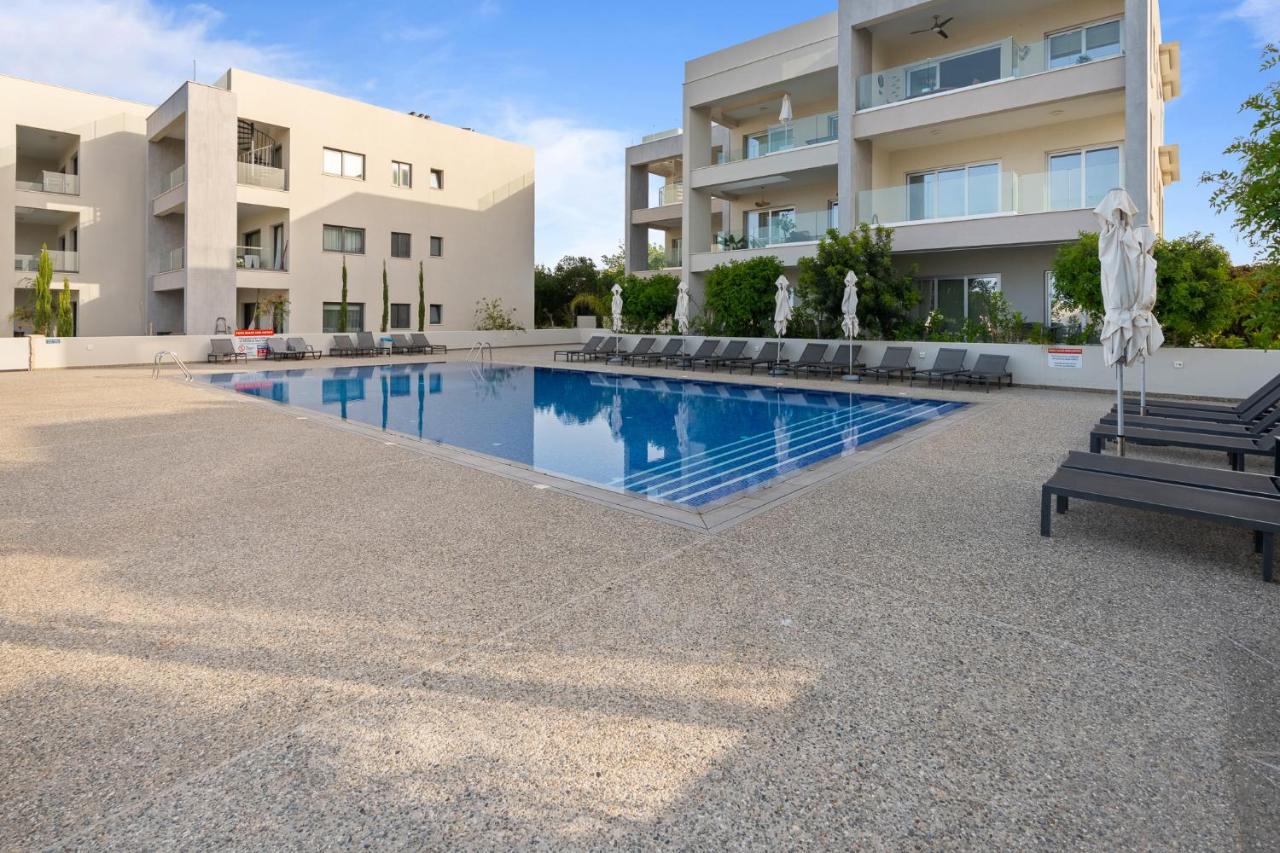 The Icon 001 - Superior 2BR Apartment with Pool & Gym, Mythical Seas - Protaras - Chambres d'hôtes Paralímni