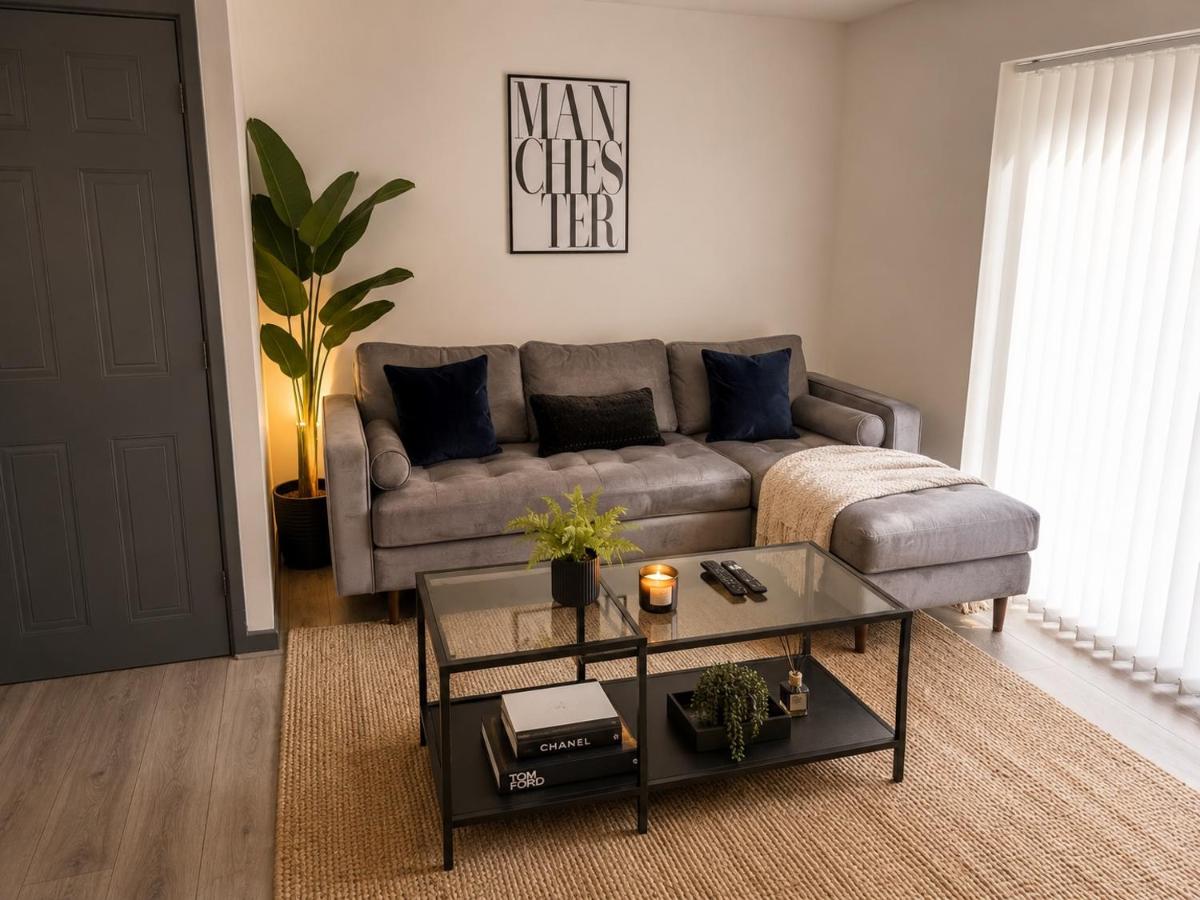 3 bedroom house with parking - B&B Manchester
