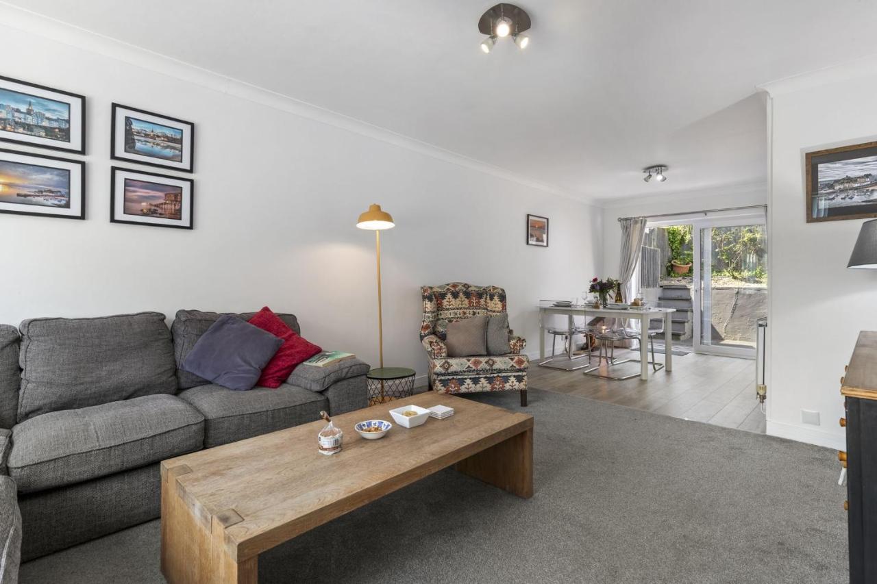Central apartment with parking minutes from Tenby North beach - B&B Tenby
