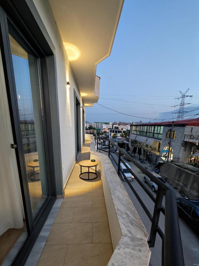 Spacious apartment with Balcony and City - B&B Tirana