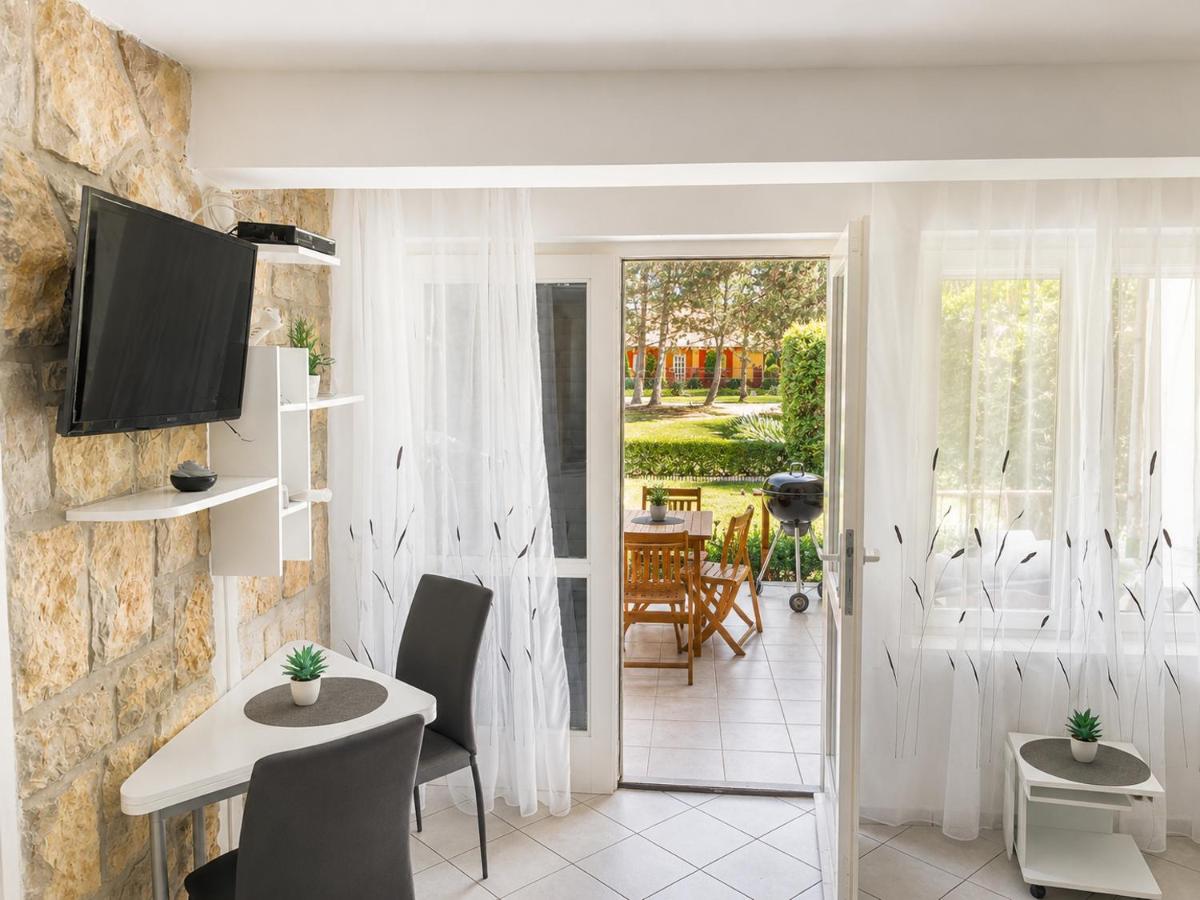 Fenyves lak Balatonszéplak - B&B Siófok