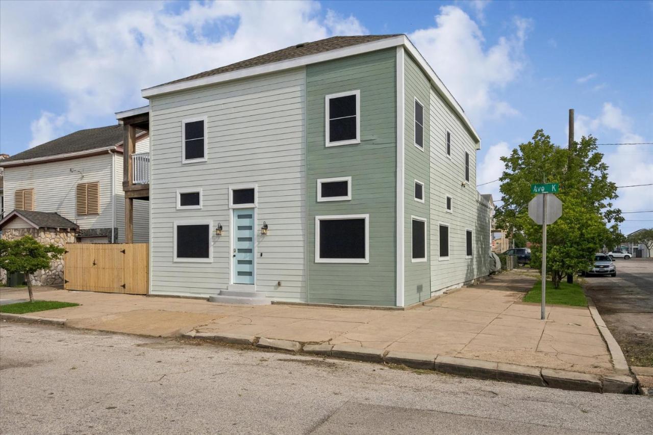 Historic Home with Gated Parking 2 Kitchens and Nearby Beach - Chambres d'hôtes Galveston