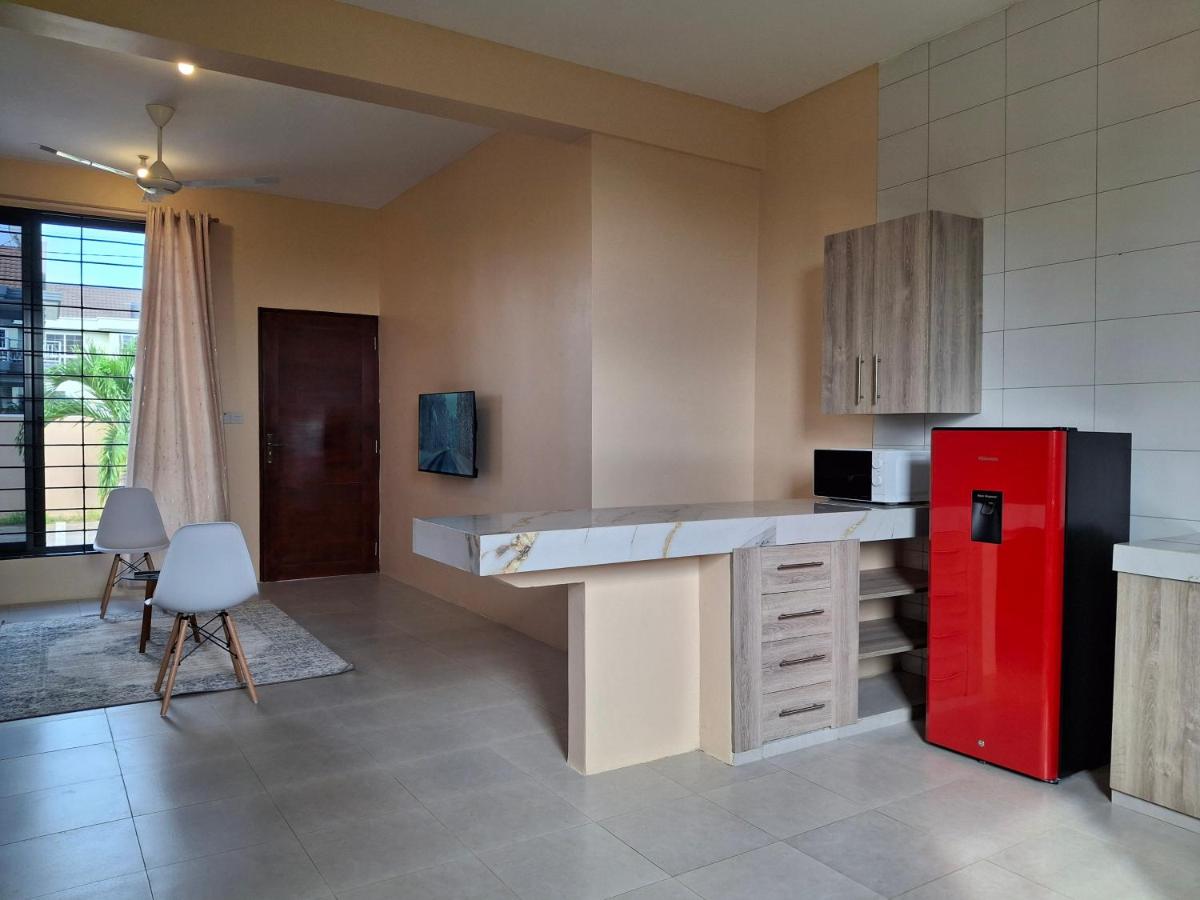 Stunning 2BR in Dar Beach, Dining, Transit Nearby apt 6 - Chambres d'hôtes Dar es Salam