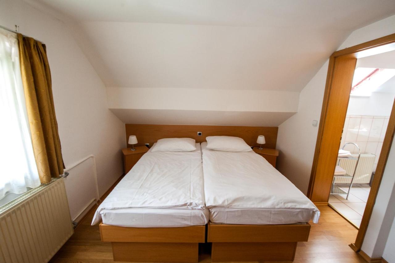 Doppel-/Zweibettzimmer mit Zustellbett