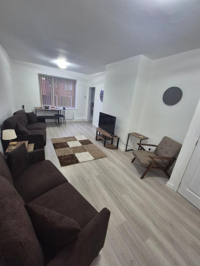 Wigan 3 bed close to amenities, M6, M58 - B&B Wigan