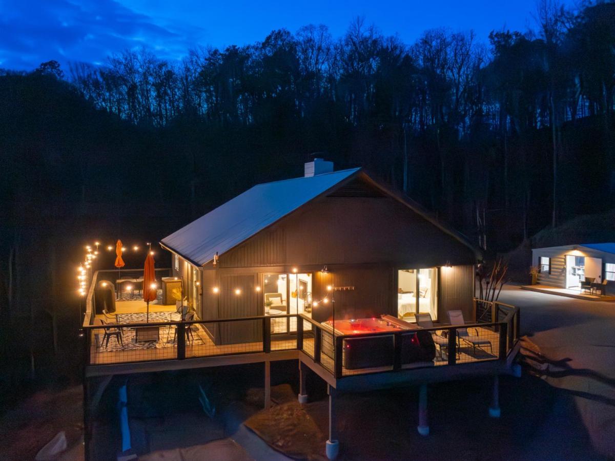 Skytop Summit-Hot Tub-Firepit-Big Views - B&B Bryson City