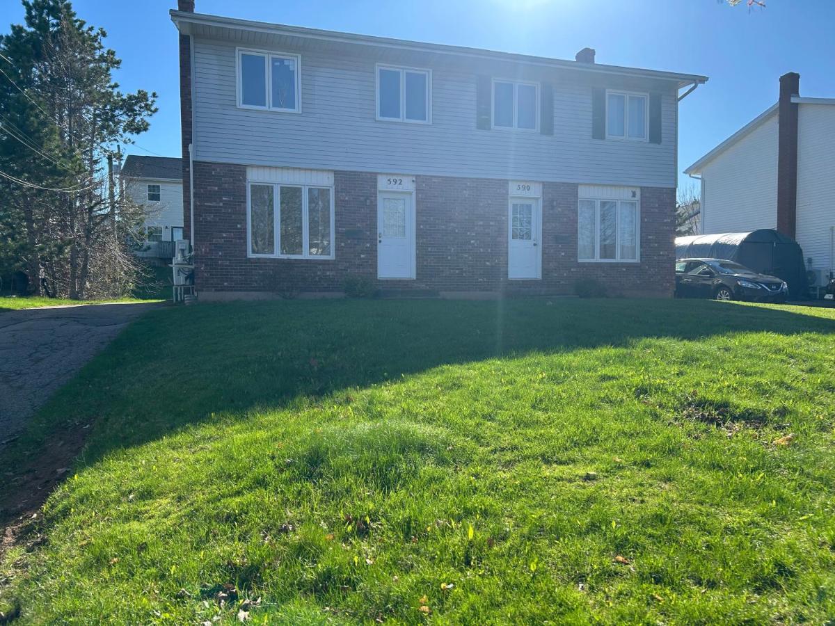 Modern Queen St Duplex 4BRs - B&B Charlottetown