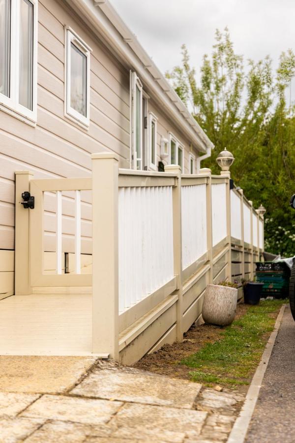 Luxury 2-Bed Holiday Home - Pool, Golf & Beaches - B&B Birchington-on-Sea