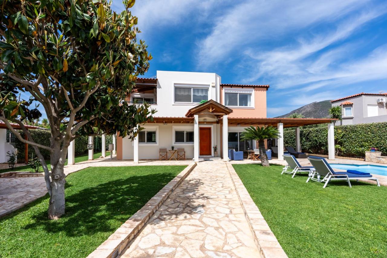 Athens Riviera Villa in Lagonissi with Pool & Garden - B&B Agios Nikolaos