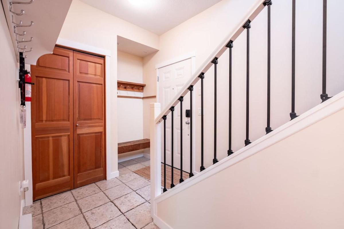 New Townhome | Pool & hot tub | Parking | WIFI - B&B Whistler