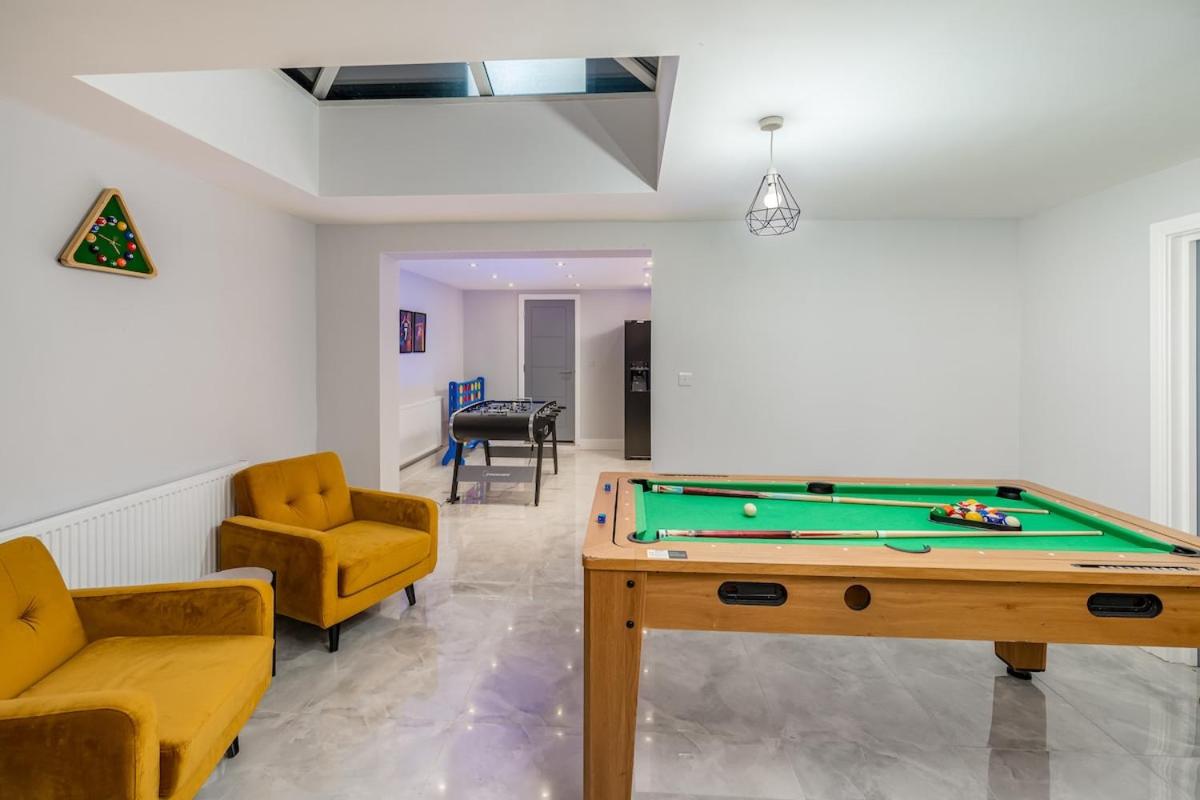 Luxe 5BR Family Retreat w/ Hot Tub & Pool Table - Bed and Breakfast Uxbridge