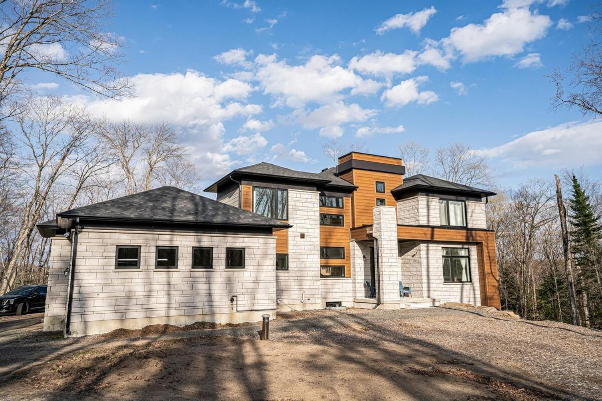 Dream Muskoka Retreat with Hot Tub, BBQ, Fire Pit and Theatre Room - Chambres d'hôtes Dwight