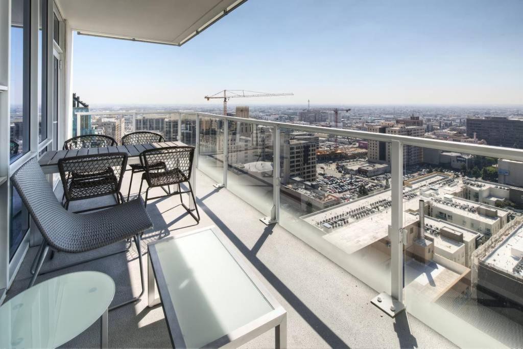 3 bed 2 bath Skyline View Luxury Apartment DTLA - B&B Los Angeles