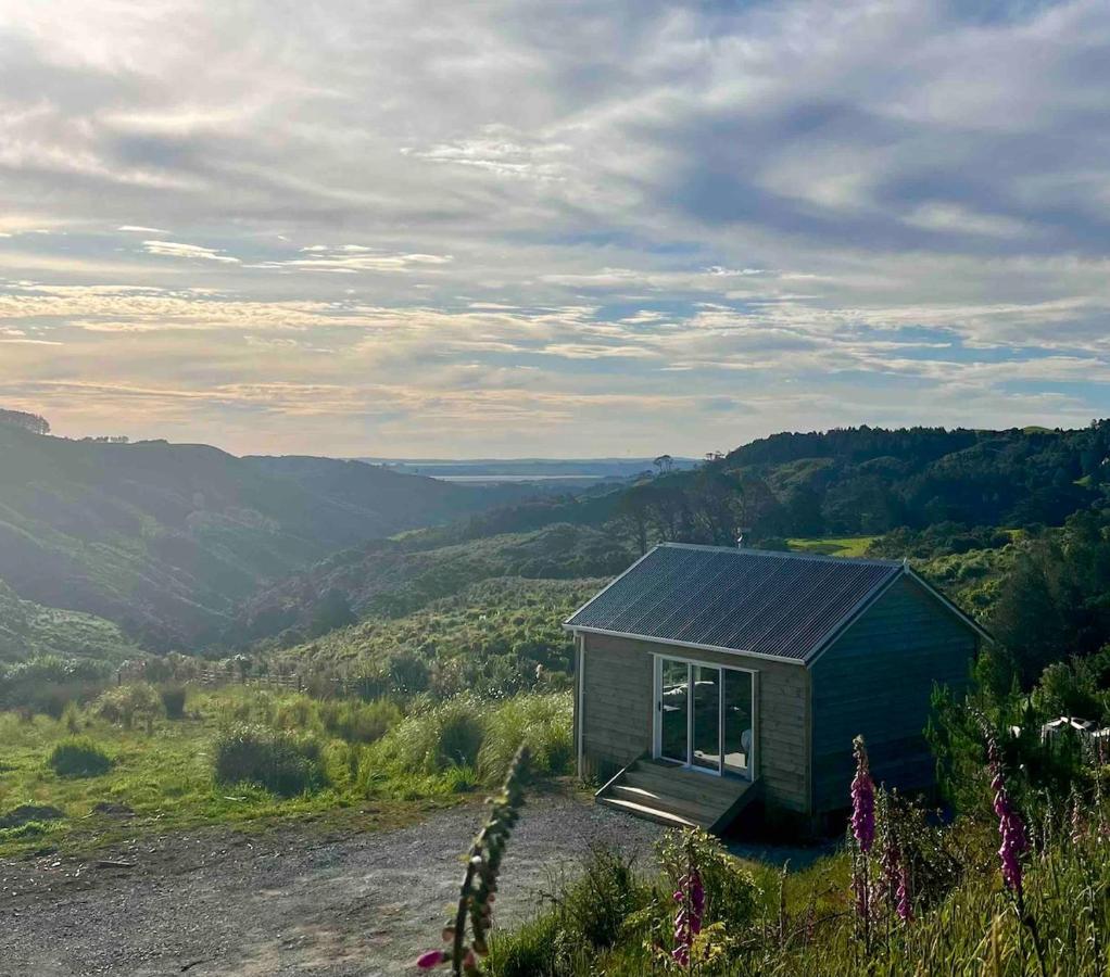 Cabin in the Hills, private with incredible views - B&B Kaipara Flats