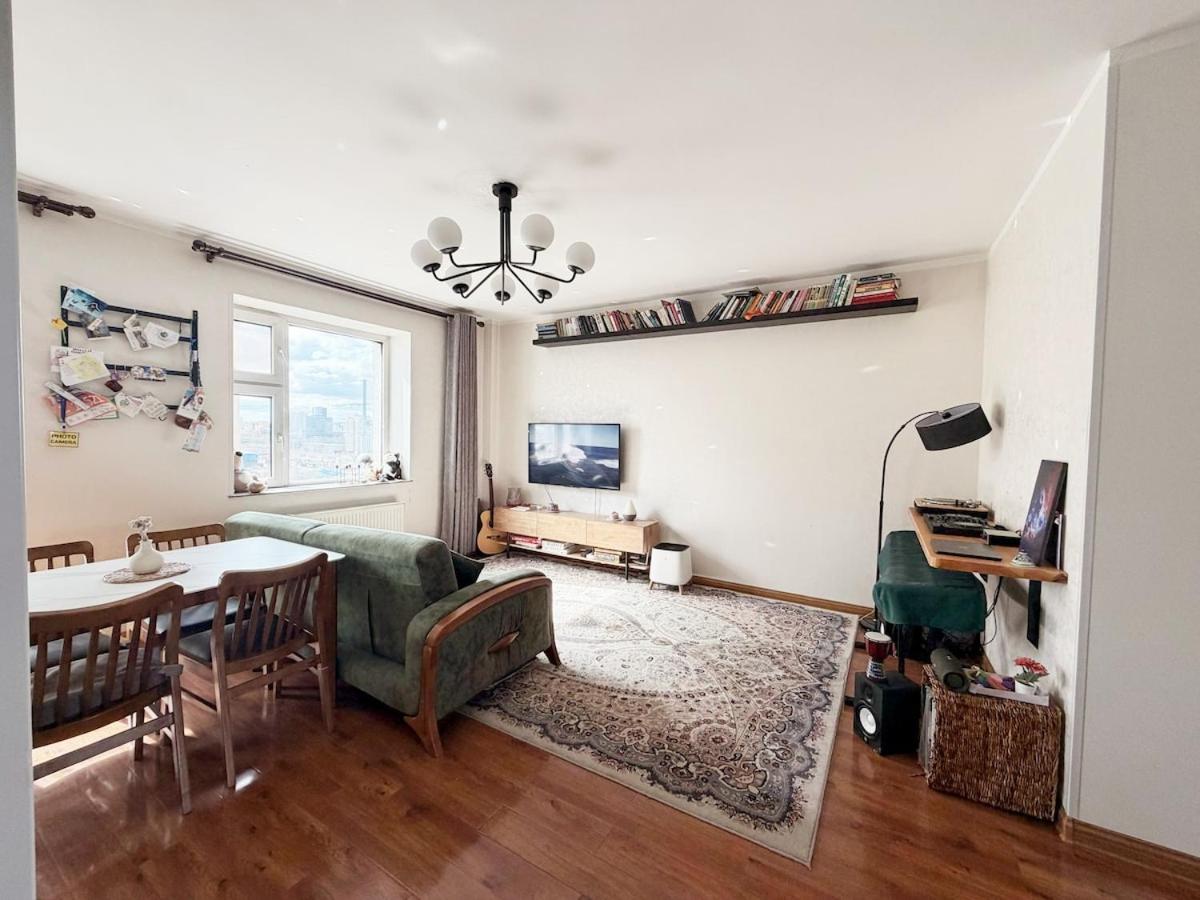 Cozy Apartment with Workspace & Light - B&B Ulan Bator