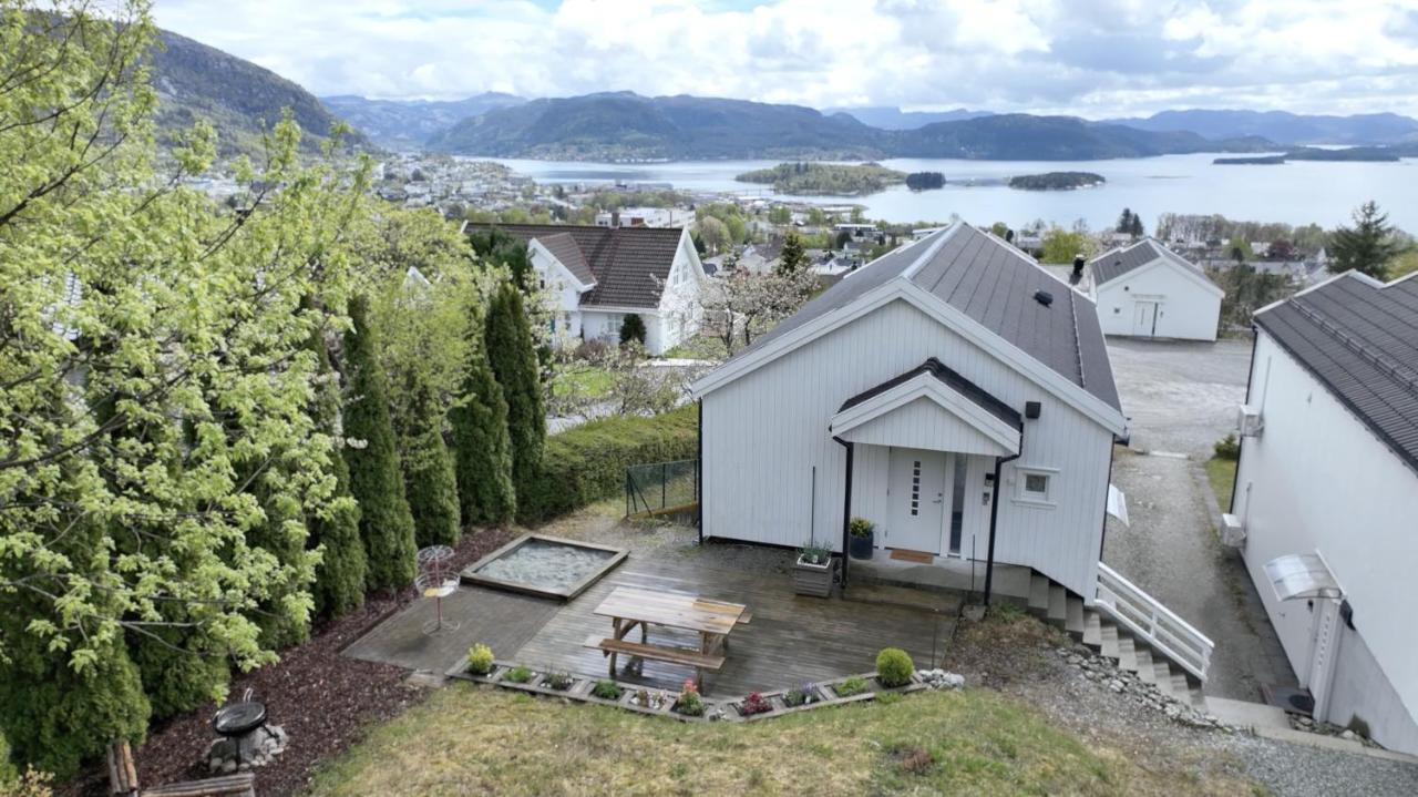 Bright Fjord View Apartment Jørpeland - B&B Jørpeland