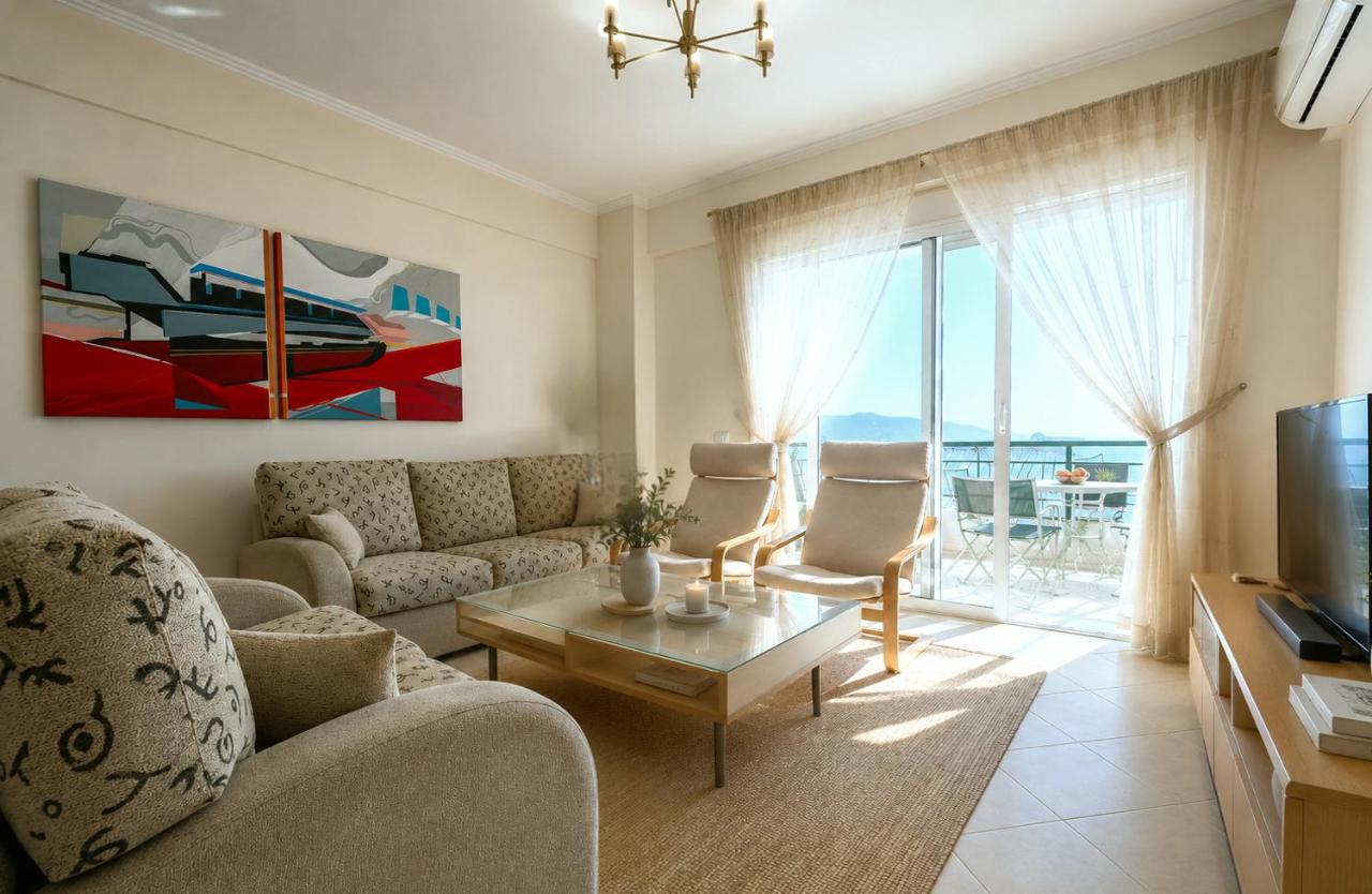 Stunning two Bedrooms Apartment Steps from the Beach - B&B Santi Quaranta