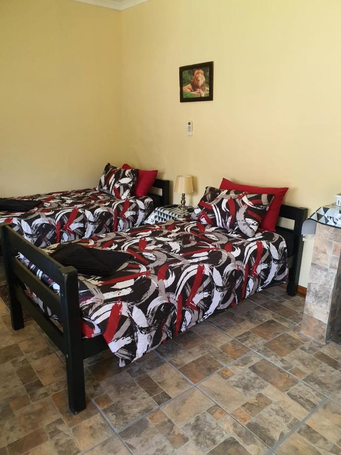 Zweibettzimmer mit Poolblick