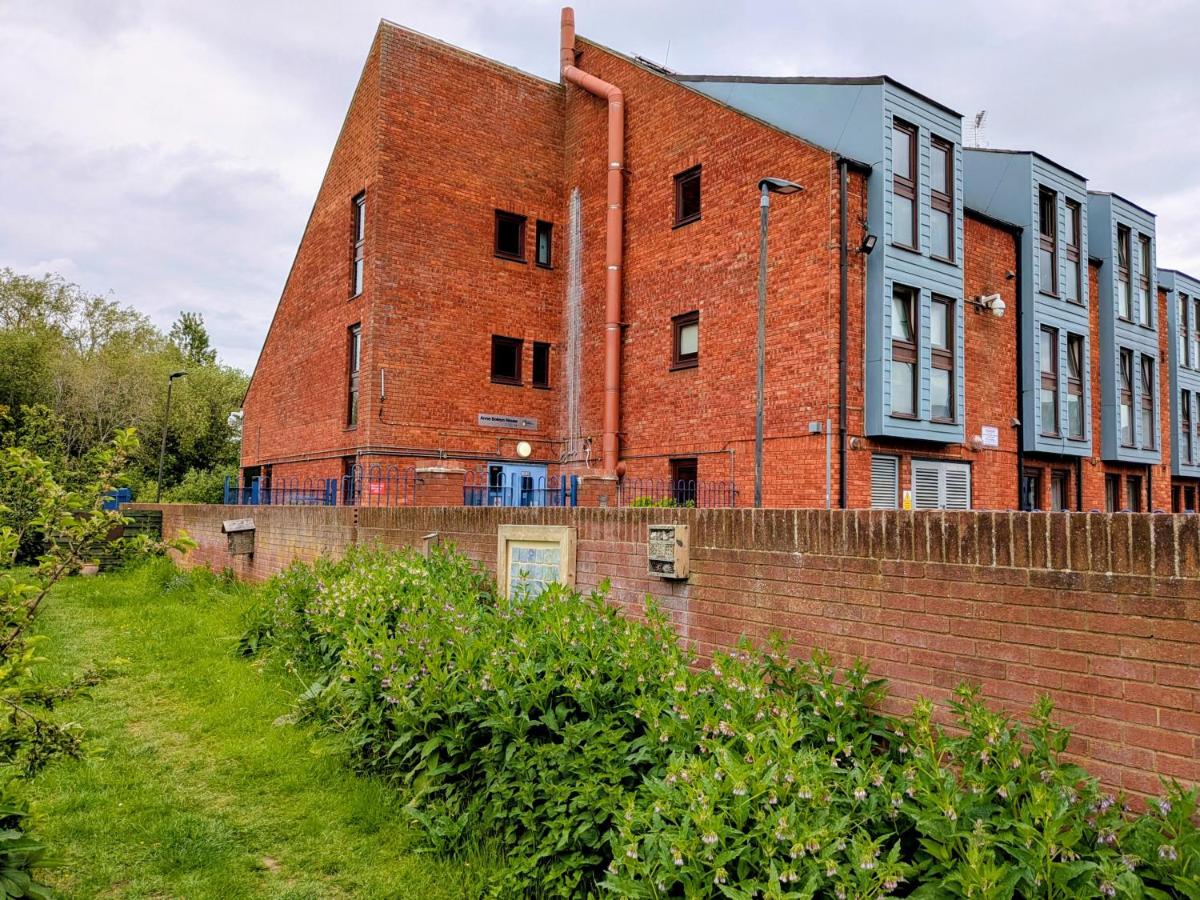 Modern Spacious Flat Near Aylesbury Station -Brand new - Ferienwohnung Aylesbury