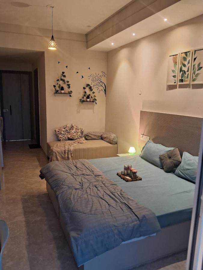 Cozy Balcony Studio near Medanta & Cyberhub - Ferienwohnung Gurugram