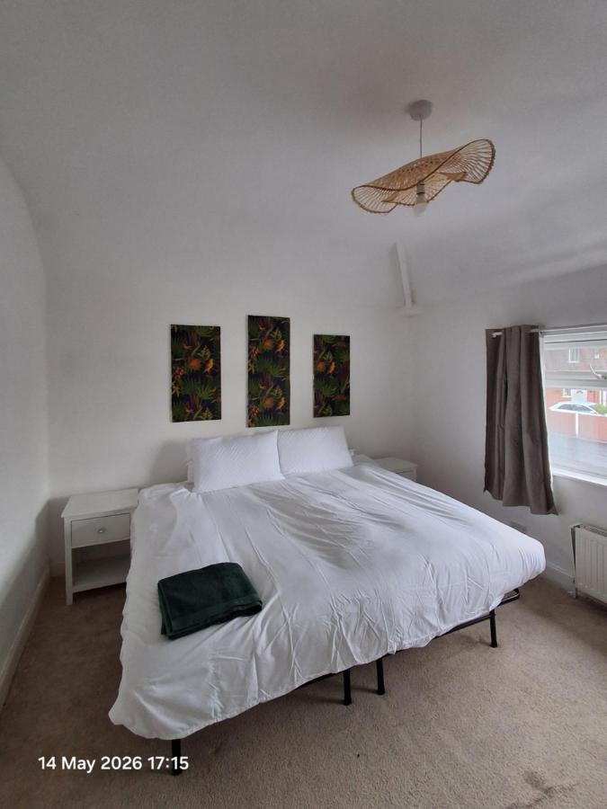Modern 3-Bed House Nr City Centre & Hospital - Free Parking - Wifi - Free Netflix - Chambres d'hôtes Derby