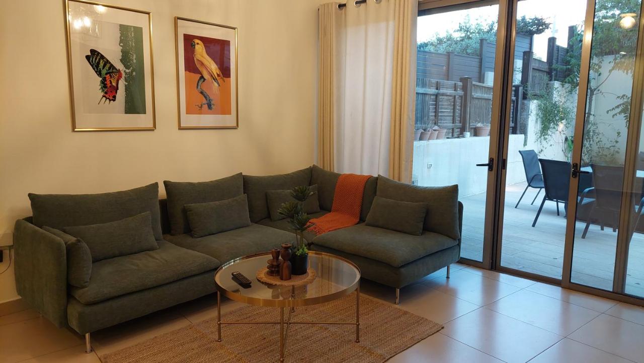 Spacious Abdoun 2BR with private garden & pool access - Bed and Breakfast Amman
