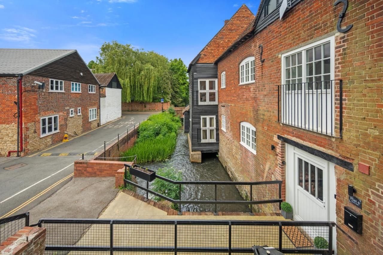 Modern & Historic Mill Flat with Stream Views - B&B Godalming