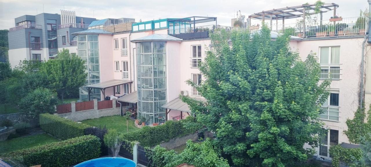 Modern Family APT 2BR - Self Check-in - Near Tram - B&B Praga