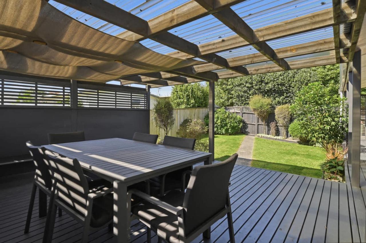 Rotorua Retreat - Stylish 2BR with Covered Deck - B&B Distretto di Rotorua