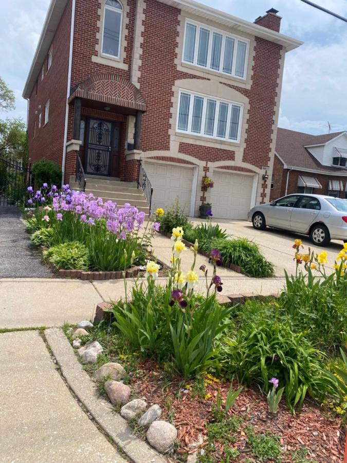 3BR-2BA Deluxe Apartment with Fireplace and Balcony - B&B Niles