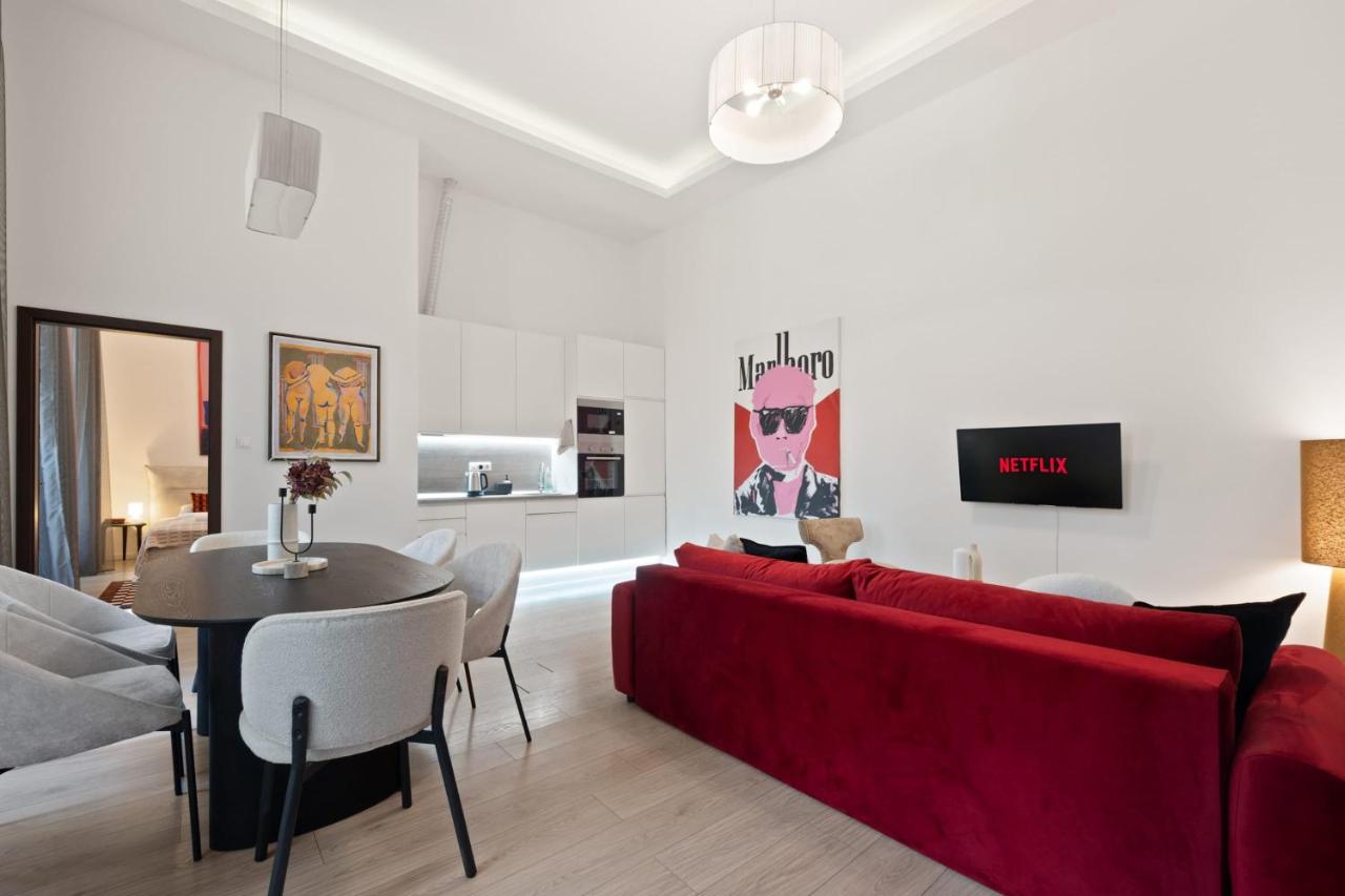 Bright Scandinavian Flat Bathtub n Danube Steps - B&B Budapest