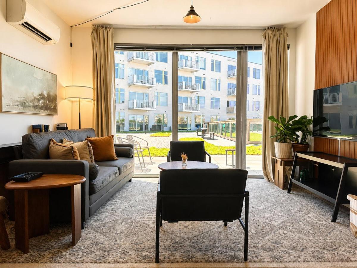 Bay View Designer 1BR - Best Location with Balcony, Gym, and Terrace - Sleeps 4 - Chambres d'hôtes Milwaukee