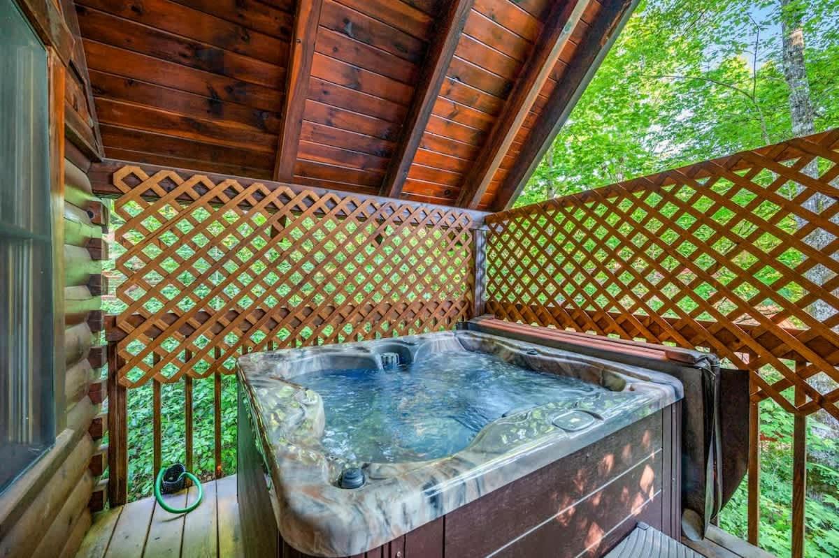 Warm Comfortable Couples Retreat - 10 mins to Downtown - King bed - Pool Access - B&B Gatlinburg