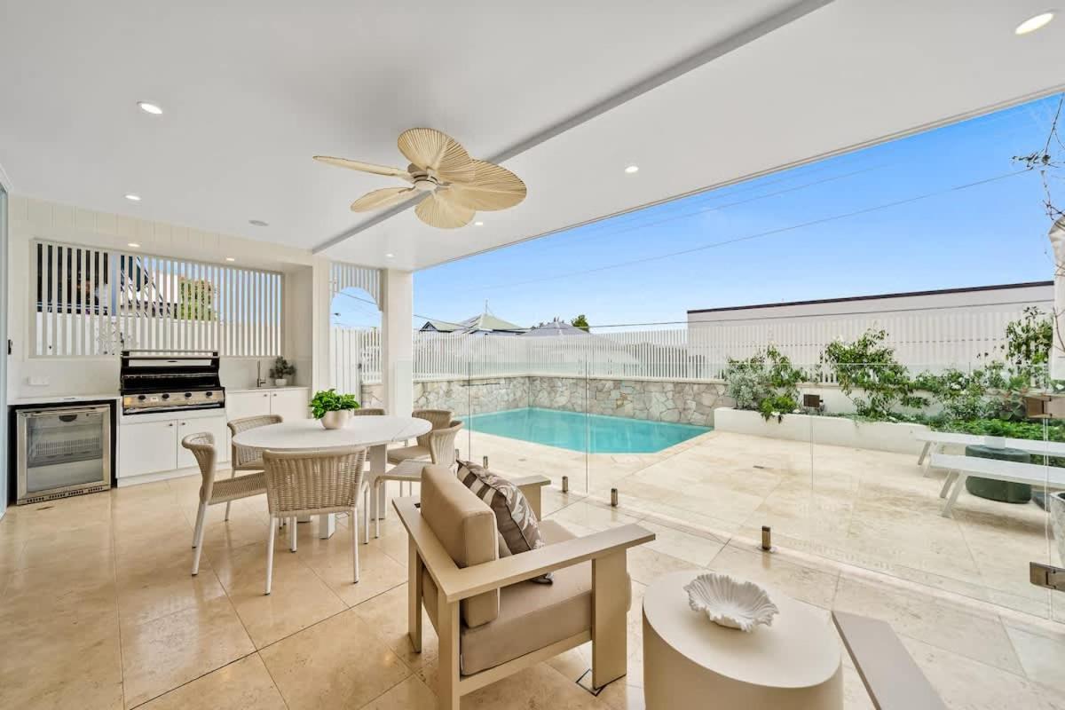 Luxury Grecian Villa with Magnesium Pool and BBQ - B&B Brisbane