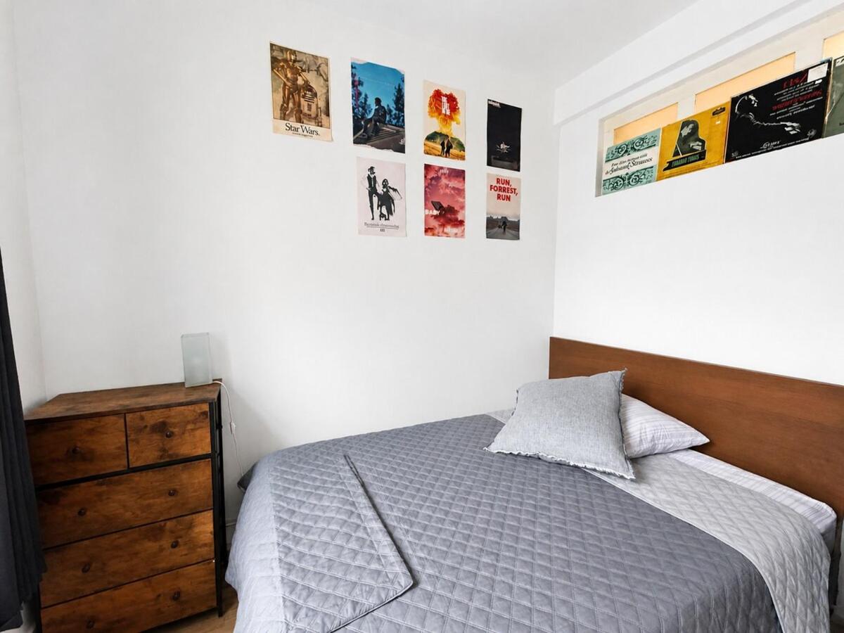 Bright 2BR Apartment Near McGill With Piano - B&B Montreal
