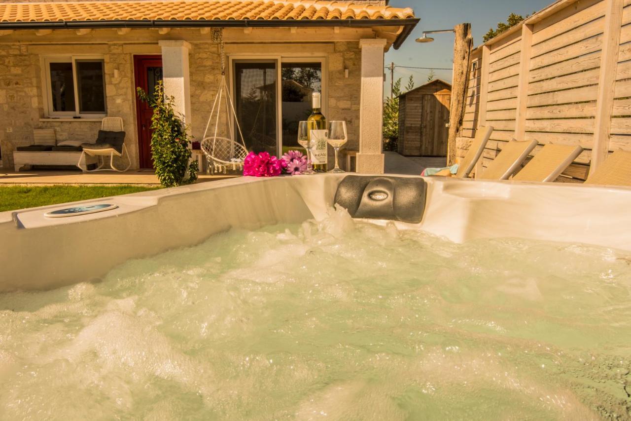 Villa Estia with Outdoor Hot Tub - Next to the Beach - Chambres d'hôtes Ágios Geórgios