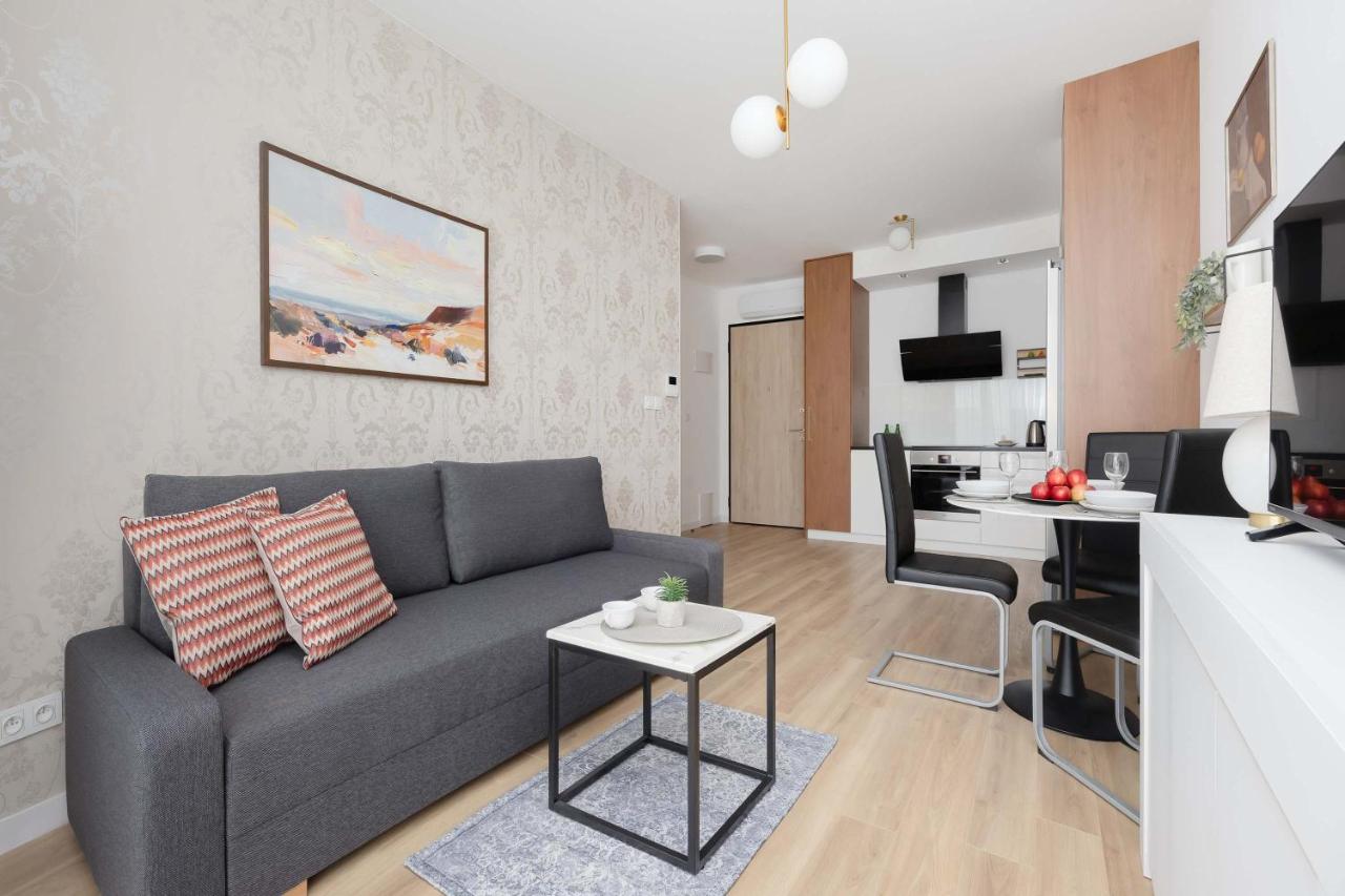 Cozy Apartments with Balcony & Parking in Warsaw by Noclegi Renters - Chambres d'hôtes Varsovie