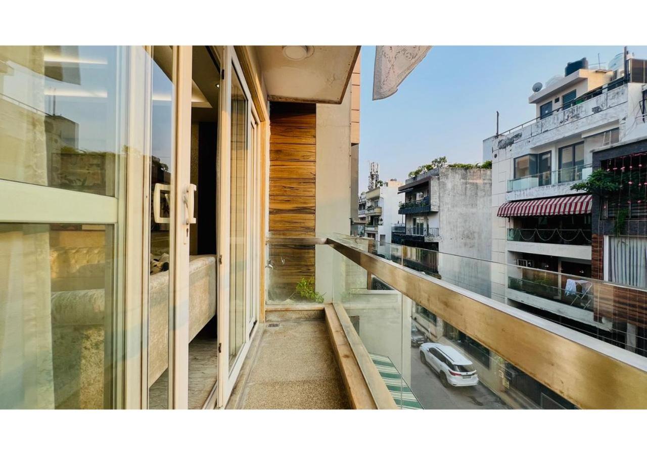 BluO 3BHK - Greater Kailash Lift Balcony Parking - Chambres d'hôtes New Delhi